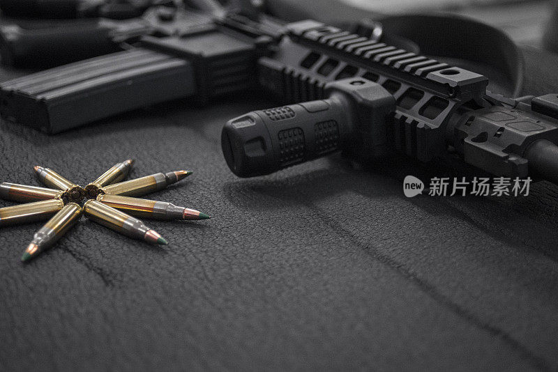 特写Sig Sauer Sig 516与5.56 m855 62gr绿色提示弹药。星形弹药用的星形弹药